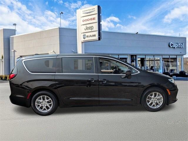 Photo of 2024 Diamond Black Crystal Pearlcoat Chrysler Pacifica