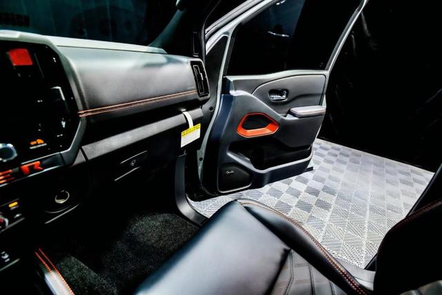 Photo of 2025 Boulder Gray Metallic Nissan Frontier