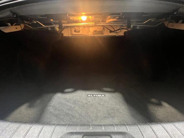 Photo of 2023 White Nissan Altima