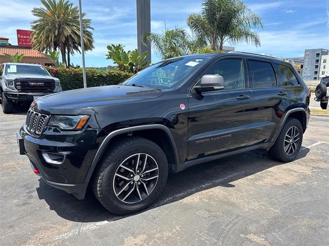Photo of 2017 Diamond Black Crystal Pearlcoat Jeep Grand Cherokee