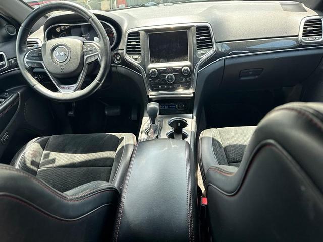 Photo of 2017 Diamond Black Crystal Pearlcoat Jeep Grand Cherokee