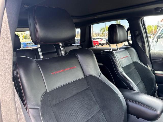 Photo of 2017 Diamond Black Crystal Pearlcoat Jeep Grand Cherokee