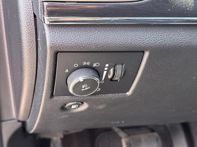 Photo of 2017 Diamond Black Crystal Pearlcoat Jeep Grand Cherokee