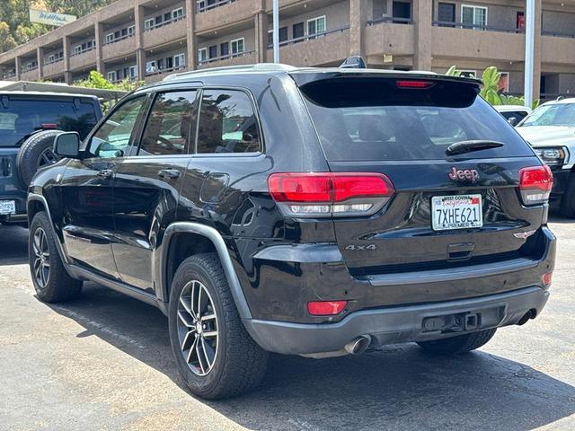 Photo of 2017 Diamond Black Crystal Pearlcoat Jeep Grand Cherokee