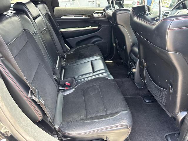 Photo of 2017 Diamond Black Crystal Pearlcoat Jeep Grand Cherokee