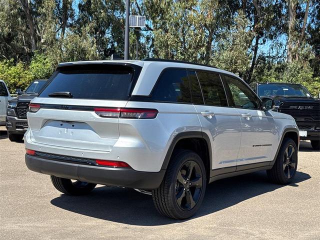 Photo of 2025 Silver Zynith Jeep Grand Cherokee