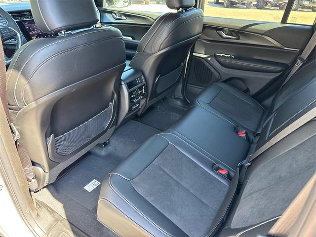 Photo of 2025 Silver Zynith Jeep Grand Cherokee