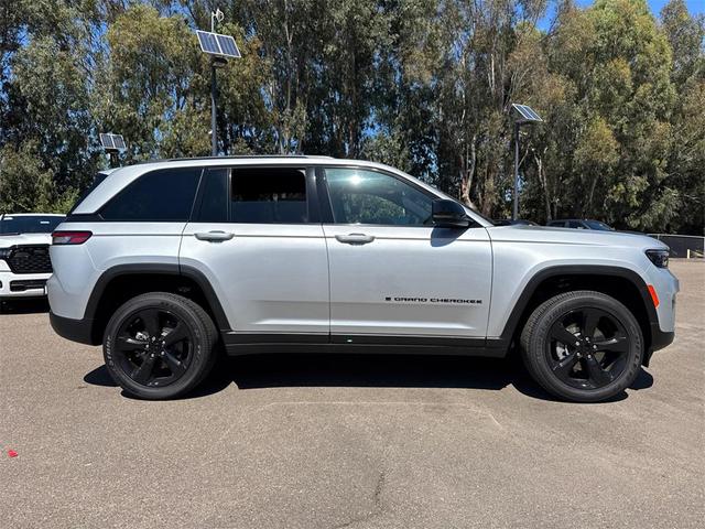 Photo of 2025 Silver Zynith Jeep Grand Cherokee