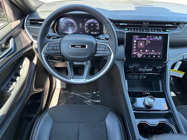 Photo of 2025 Silver Zynith Jeep Grand Cherokee