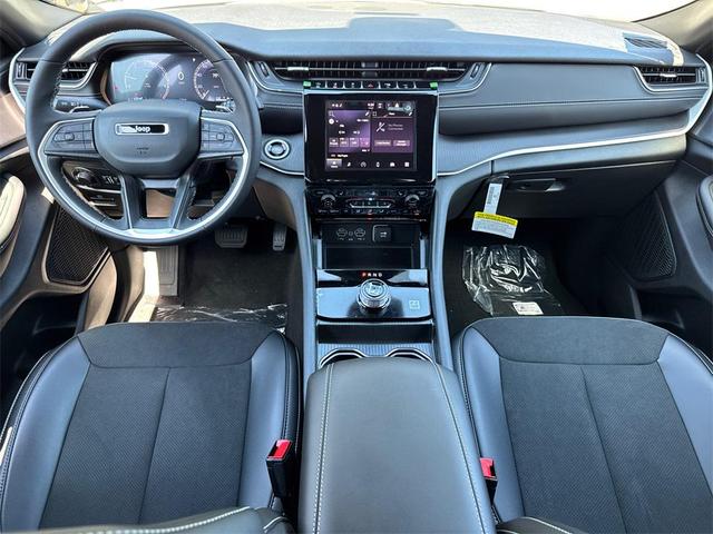 Photo of 2025 Silver Zynith Jeep Grand Cherokee