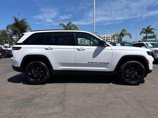 Photo of 2025 Bright White Clearcoat Jeep Grand Cherokee