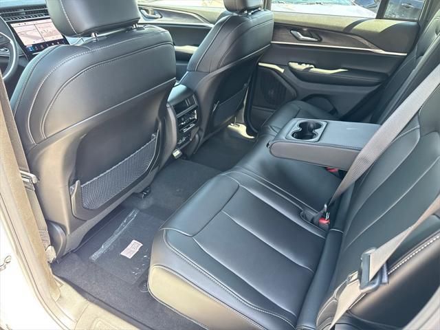 Photo of 2025 Bright White Clearcoat Jeep Grand Cherokee