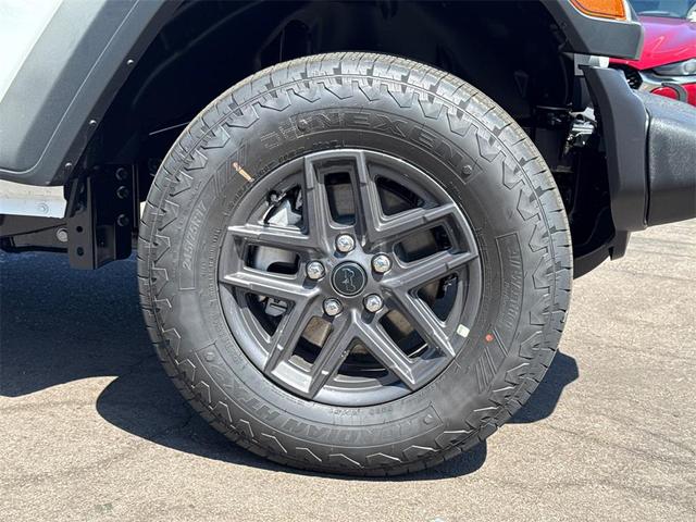 Photo of 2025 Bright White Clearcoat Jeep Wrangler