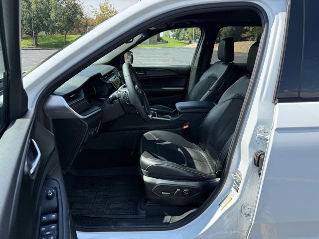 Photo of 2024 Bright White Clearcoat Jeep Grand Cherokee L