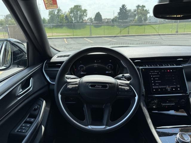 Photo of 2024 Bright White Clearcoat Jeep Grand Cherokee L