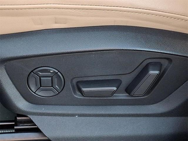 Photo of 2023 Glacier White Metallic Audi Q8