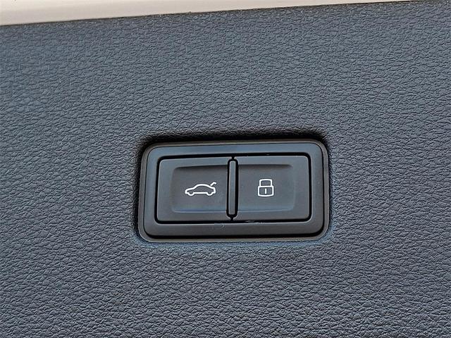 Photo of 2023 Glacier White Metallic Audi Q8