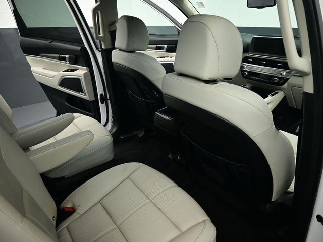 Photo of 2022 Glacial White Pearl Kia Telluride