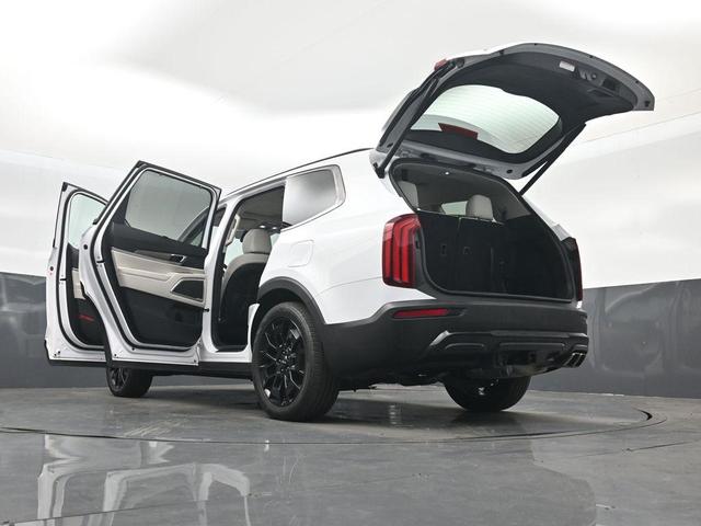 Photo of 2022 Glacial White Pearl Kia Telluride
