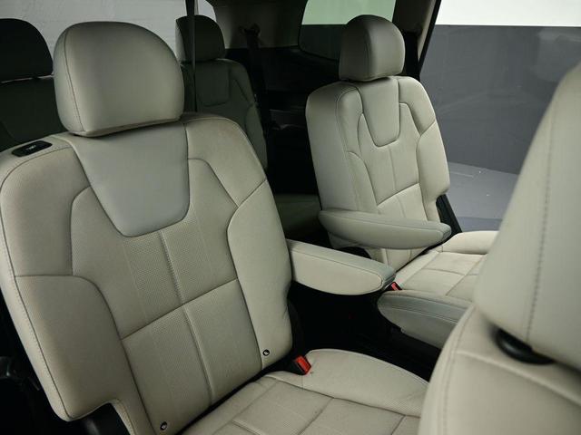 Photo of 2022 Glacial White Pearl Kia Telluride