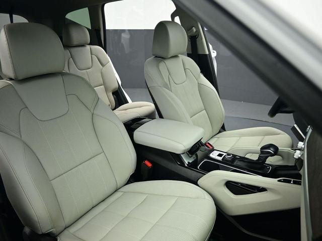Photo of 2022 Glacial White Pearl Kia Telluride