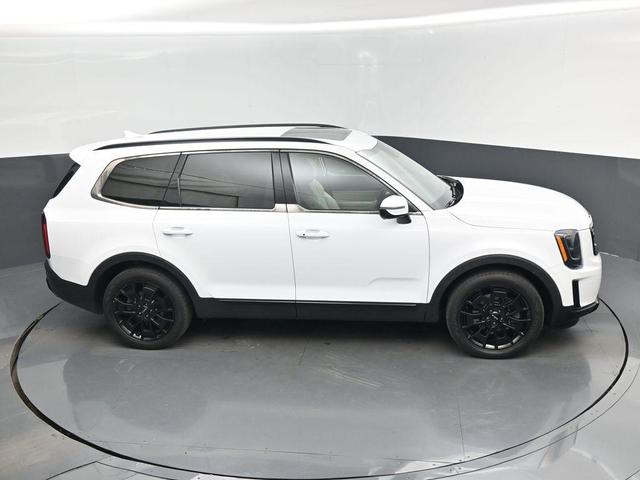 Photo of 2022 Glacial White Pearl Kia Telluride