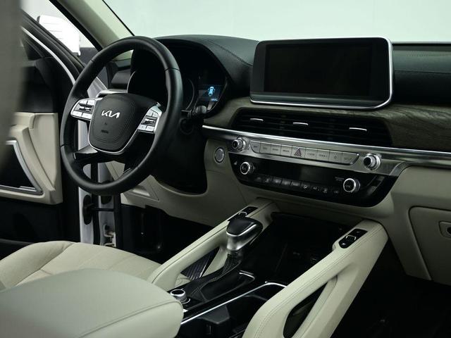 Photo of 2022 Glacial White Pearl Kia Telluride