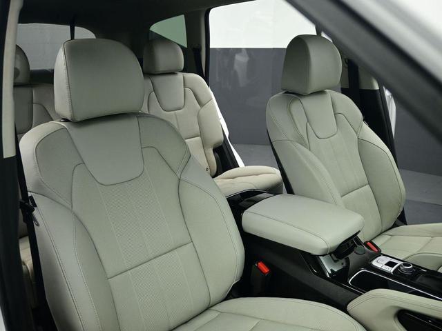 Photo of 2022 Glacial White Pearl Kia Telluride