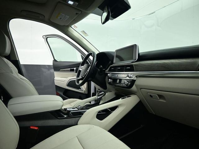 Photo of 2022 Glacial White Pearl Kia Telluride