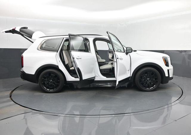 Photo of 2022 Glacial White Pearl Kia Telluride