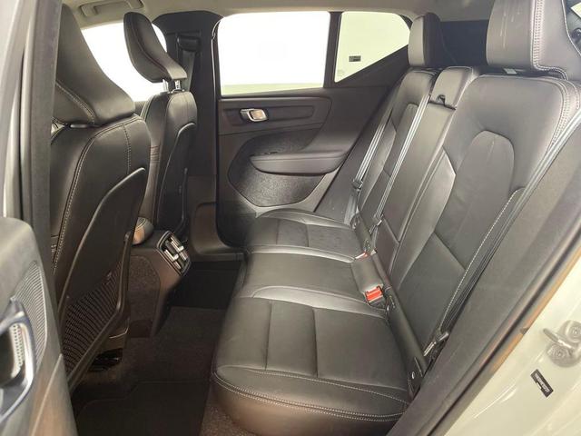 Photo of 2023 Crystal White Metallic Volvo XC40