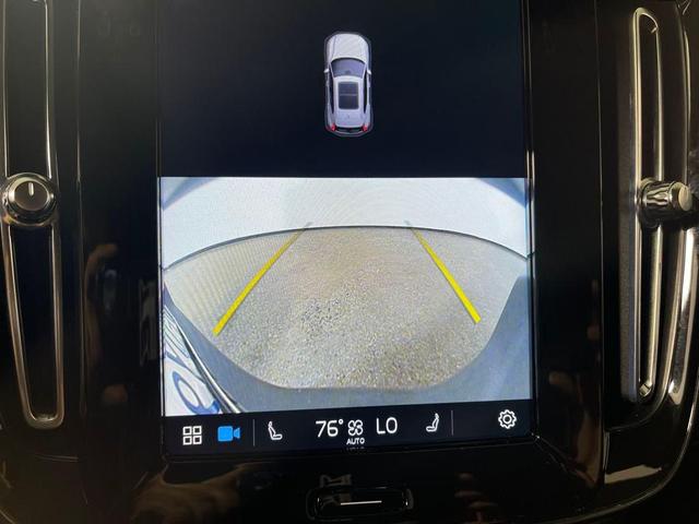 Photo of 2023 Crystal White Metallic Volvo XC40