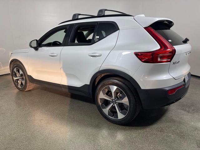 Photo of 2023 Crystal White Metallic Volvo XC40