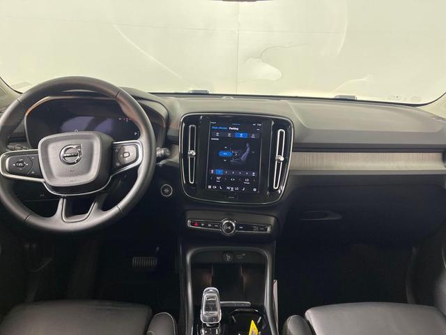 Photo of 2023 Crystal White Metallic Volvo XC40