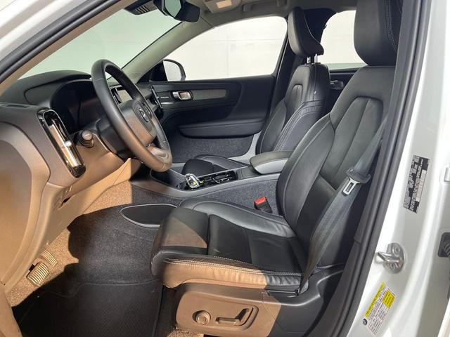 Photo of 2023 Crystal White Metallic Volvo XC40