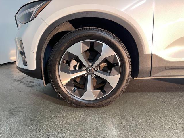 Photo of 2023 Crystal White Metallic Volvo XC40
