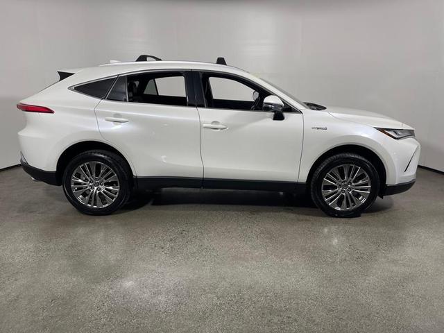 Photo of 2021 Blizzard Pearl Toyota Venza