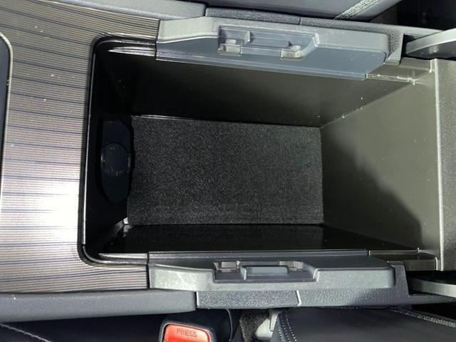 Photo of 2021 Blizzard Pearl Toyota Venza