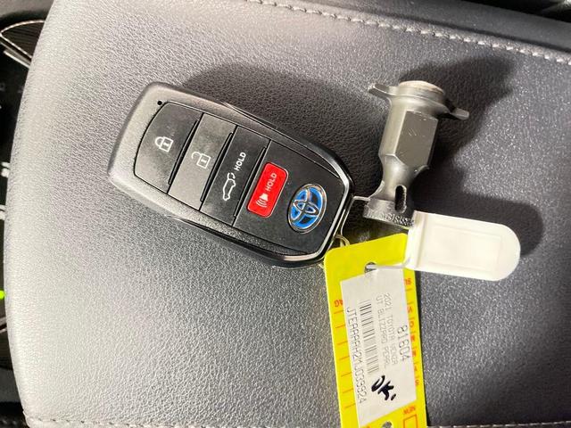 Photo of 2021 Blizzard Pearl Toyota Venza