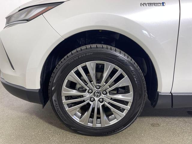 Photo of 2021 Blizzard Pearl Toyota Venza