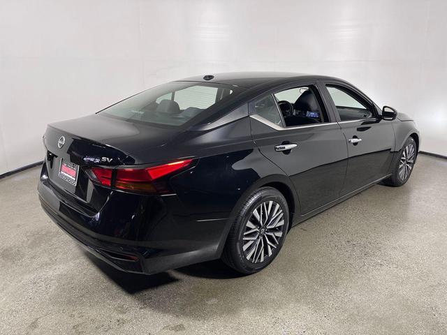 Photo of 2023 Super Black Clearcoat Nissan Altima