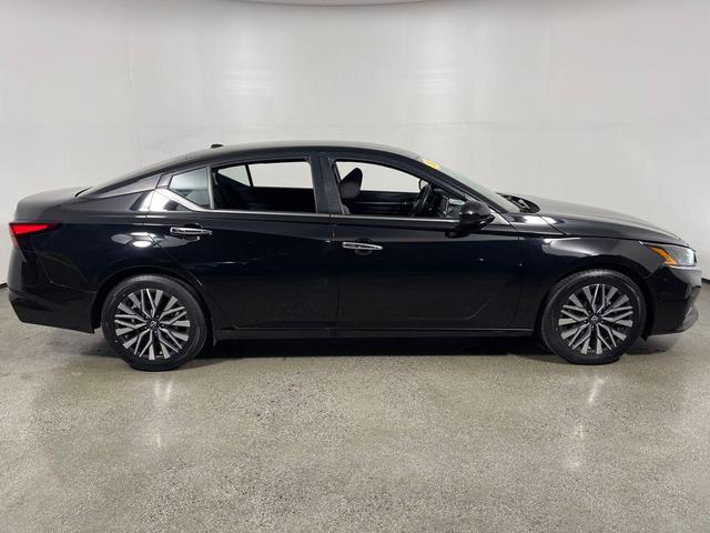 Photo of 2023 Super Black Clearcoat Nissan Altima