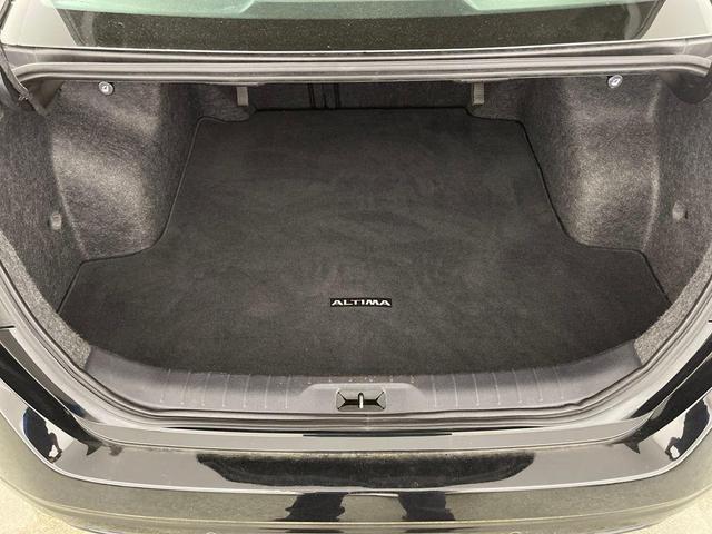 Photo of 2023 Super Black Clearcoat Nissan Altima