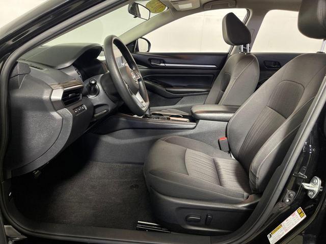 Photo of 2023 Super Black Clearcoat Nissan Altima