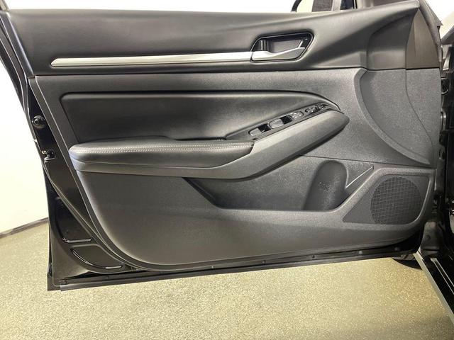 Photo of 2023 Super Black Clearcoat Nissan Altima