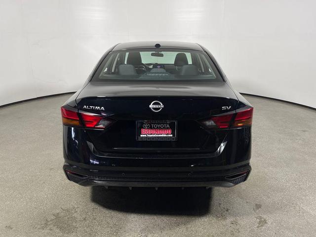 Photo of 2023 Super Black Clearcoat Nissan Altima