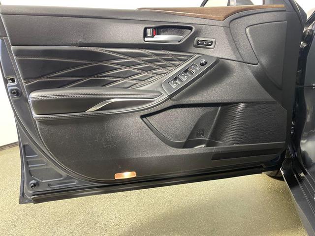 Photo of 2022 Harbor Gray Metallic Toyota Avalon