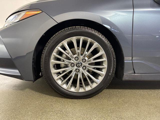 Photo of 2022 Harbor Gray Metallic Toyota Avalon