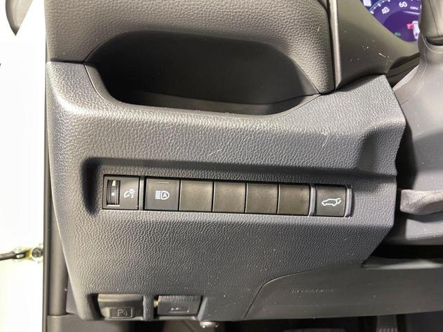 Photo of 2023 Blizzard Pearl Toyota RAV4