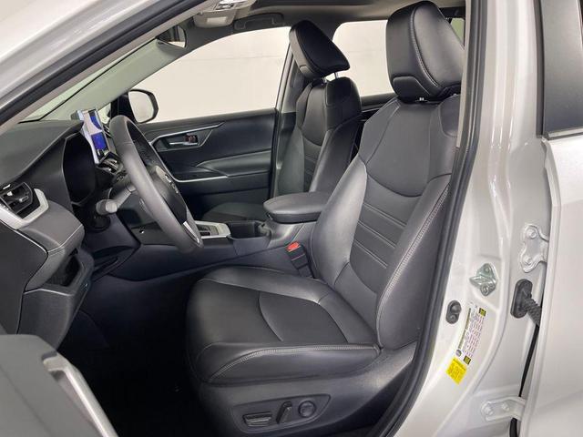 Photo of 2023 Blizzard Pearl Toyota RAV4